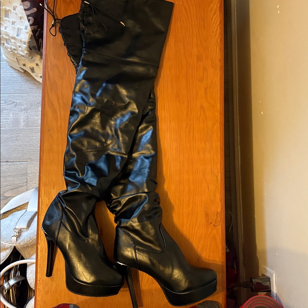 Women's Black Platform over- the-Knee-Boots - Sleek High Heel Design